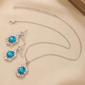 Parure élégante en argent avec pierres bleues et cristaux pour mariages et soirées