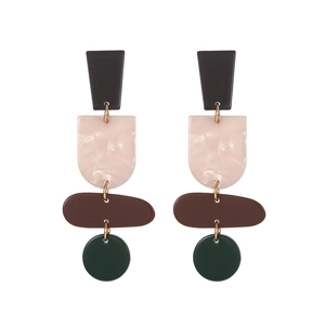 Détail de boucles d'oreilles géométriques en acrylique avec éléments marbrés rose et vert