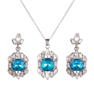 Ensemble collier et boucles d'oreilles argentés avec grandes pierres bleu ciel
