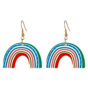 Détail de boucles d'oreilles arc-en-ciel en acrylique avec pois blancs sur fond blanc