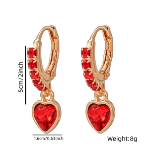 Détail des boucles d'oreilles cœur en cristal rouge avec mesures de 5cm de long