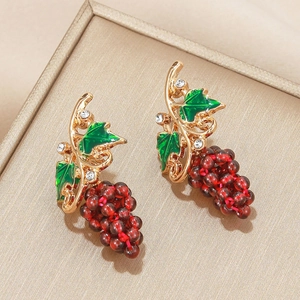 Boucles d'oreilles raisin artisanales avec perles rouges, feuilles émail et cristaux