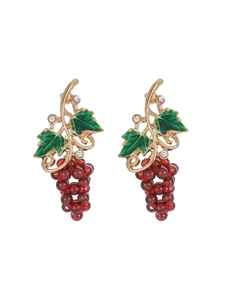 Détail de boucles d'oreilles raisin avec perles rouges, feuilles d'émail et vigne
