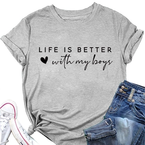 Flachbild von grauem T-Shirt mit 'LIFE IS BETTER with my boys' Text und Herzgrafik