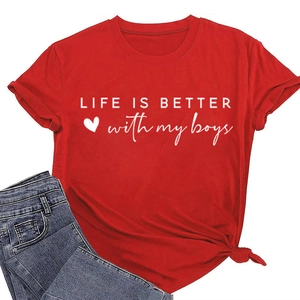 Detail eines roten Baumwoll-T-Shirts mit Aufdruck und geknotetem Saum für Damen
