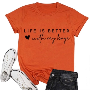 Flach liegendes oranges Baumwoll-T-Shirt mit dem Aufdruck 'Life is better with my boys'