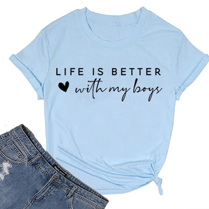 Detail eines hellblauen Baumwoll-T-Shirts mit Slogan-Aufdruck und modischem Knotendetail vorne