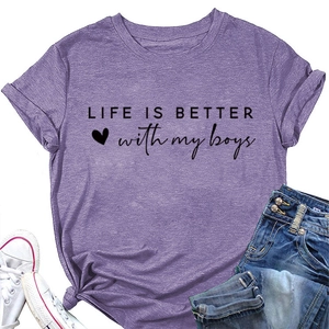 Detailansicht eines lila T-Shirts mit Life is Better with My Boys Print und Jeanshose