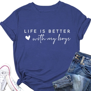 Flach liegendes dunkelblaues Baumwoll-T-Shirt mit Life Is Better With My Boys Aufdruck