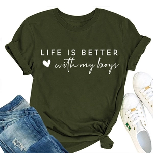 Detail von armeegrünem T-Shirt mit Life is better with my boys Aufdruck und Herzsymbol