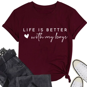 Detailansicht burgunderrotes T-Shirt mit Life is better with my boys Druck und Seitenknoten