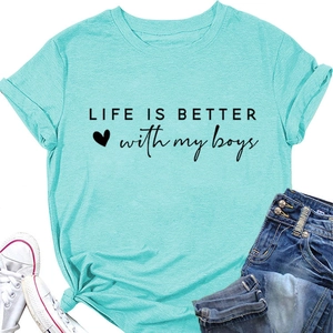 Flachgelegtes blaues Baumwoll-T-Shirt mit Life is Better with My Boys Print und Knoten