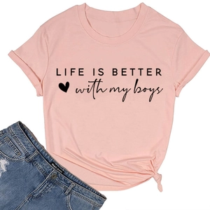 Flachbild von einem rosa T-Shirt mit schwarzem Aufdruck und blauen Jeanshosen
