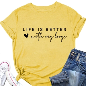 Detail eines gelben T-Shirts mit dem Aufdruck 'LIFE IS BETTER with my boys'