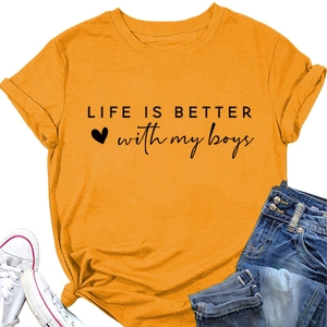 Flachbild-Layout eines ingwerfarbenen T-Shirts mit Spruch kombiniert mit blauer Jeans