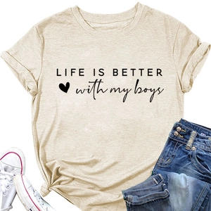 Detail eines beigen Life is Better with My Boys T-Shirts mit Rollärmeln und Knoten