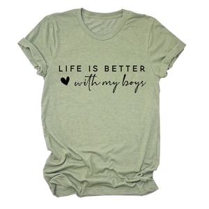 Detail eines salbeigrünen T-Shirts mit dem Aufdruck Life is Better with My Boys