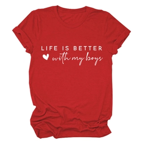 Detail eines roten Baumwoll-T-Shirts mit weißem Life Is Better With My Boys Aufdruck