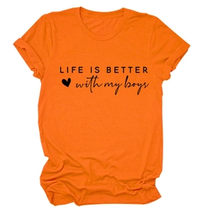 Detail eines orangen Baumwoll-T-Shirts mit Life is Better with My Boys Print und Rollärmeln
