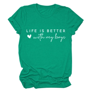 Detail eines grünen Baumwoll-T-Shirts mit weißem Life is better with my boys Aufdruck