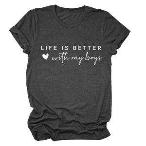 Detail der weißen LIFE IS BETTER with my boys Aufschrift auf dunkelgrau meliertem T-Shirt
