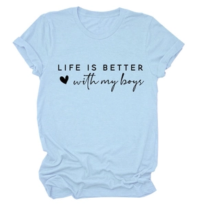 Detail eines hellblauen Rundhals-T-Shirts mit dem Textaufdruck Life Is Better With My Boys