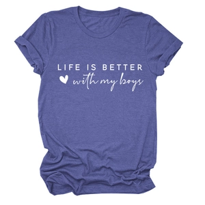 Nahaufnahme des LIFE IS BETTER with my boys Textprints auf lila Baumwoll-T-Shirt