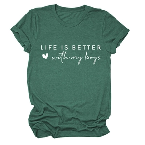 Detail von life is better with my boys Print auf grünem Rundhals Kurzarm T-Shirt