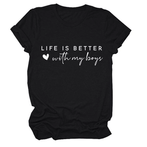 Nahaufnahme eines schwarzen Baumwoll-T-Shirts mit weißem Life Is Better With My Boys Print