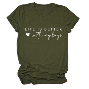 Olivgrünes Damen T-Shirt mit Rundhalsausschnitt und Life is better with my boys Print
