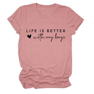 Detail eines rosa Damen-T-Shirts mit Aufdruck Life is Better with My Boys und Rollsaum