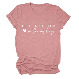 Detail eines staubrosa Baumwoll-T-Shirts mit Life Is Better With My Boys Siebdruck