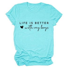 Detail der Life Is Better With My Boys Grafik auf lässigem blauem Rundhals-T-Shirt
