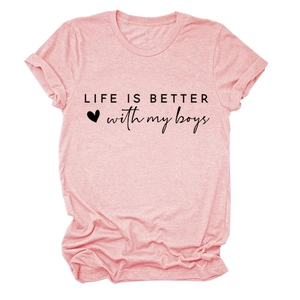 Detail eines rosa Baumwoll-T-Shirts mit Life Is Better With My Boys Text und Herzaufdruck