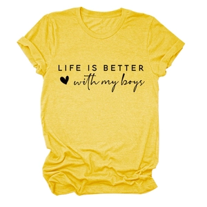 Flach liegendes gelbes Baumwoll-T-Shirt mit Aufdruck Life is Better with My Boys