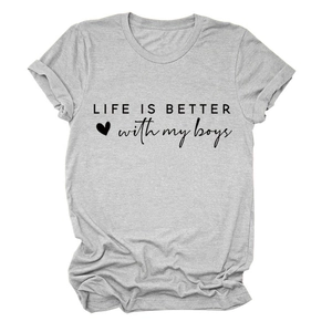 Detail des Life is Better with My Boys Grafikdrucks auf einem grauen Rundhalsshirt