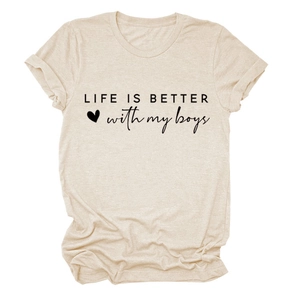 Detail eines beigen T-Shirts mit dem Aufdruck Life is better with my boys
