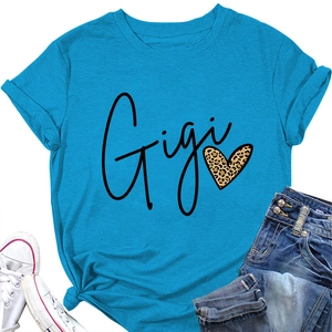 T-shirt bleu avec imprimé cœur léopard Gigi et manches retroussées posé à plat