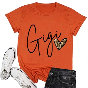 Mise à plat du t-shirt orange Gigi avec imprimé cœur léopard et des accessoires
