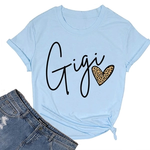 Détail du t-shirt bleu clair avec lettrage Gigi et motif cœur imprimé léopard