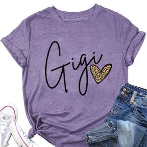 Détail du t-shirt violet Gigi avec coeur léopard et nœud frontal élégant sur le bas