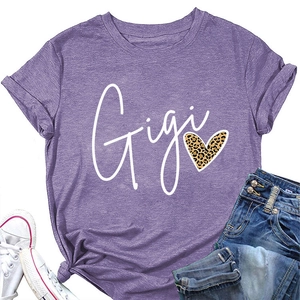 Détail du t-shirt lavande avec texte Gigi et graphique de cœur à motif léopard chic