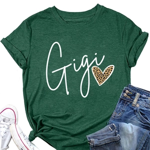 Détail du lettrage Gigi et du cœur léopard sur un t-shirt décontracté vert pour femmes
