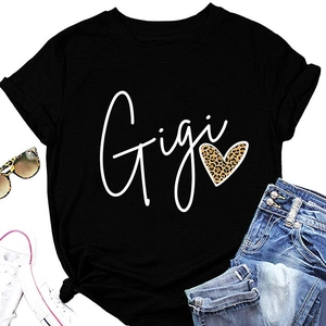 Vue à plat du t-shirt noir Gigi cœur léopard avec jean denim et lunettes de soleil