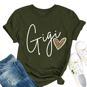 T-shirt vert armée à col rond avec texte Gigi blanc et cœur à imprimé léopard