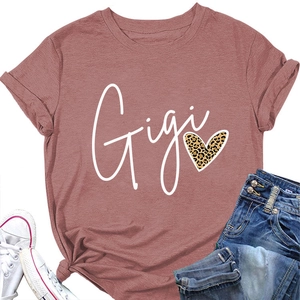 Détail d'un t-shirt rose poudré avec imprimé cœur léopard et un nœud à la taille