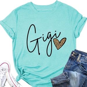 Détail d'un t-shirt bleu clair avec texte Gigi et motif cœur imprimé léopard stylé