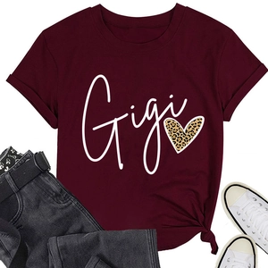 Détail du t-shirt Gigi bordeaux avec imprimé cœur léopard et éléments de style tenues