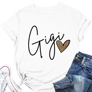 Détail d'un T-shirt blanc en coton avec texte Gigi et motif de cœur imprimé léopard