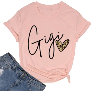 Détail d'un t-shirt rose avec imprimé cœur léopard Gigi et nœud latéral à l'ourlet